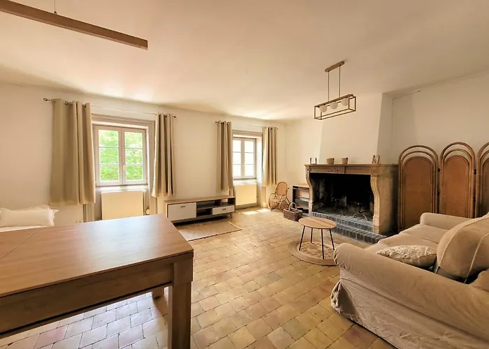 Château Des Vierres Hébergement de vacances *